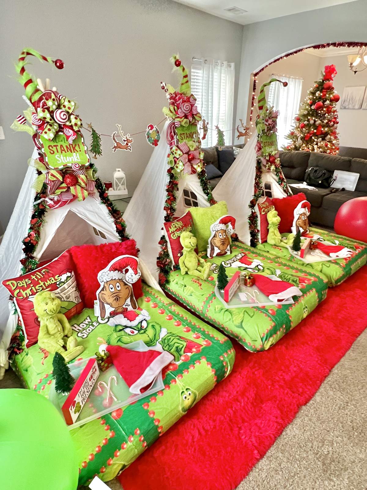 T-Shirt Donna Grinch 'Merry Grinchmas' Scollo A V - Ispirata A Horror Christmas Coffee