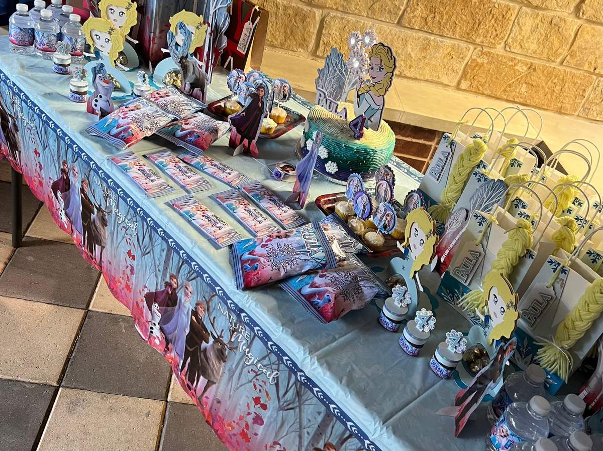 Personalized Kids Birthday Party Decor with Custom Party Favors - Frozen (Disney)