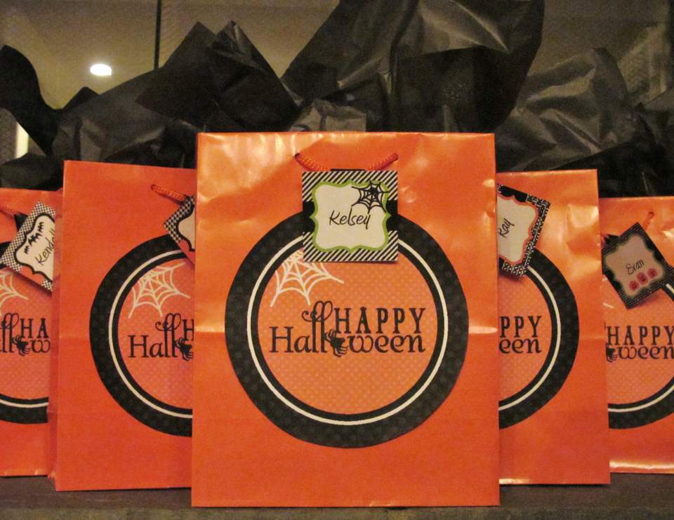 Halloween / Halloween "A Halloween Full of Lots of Treats and No Tricks