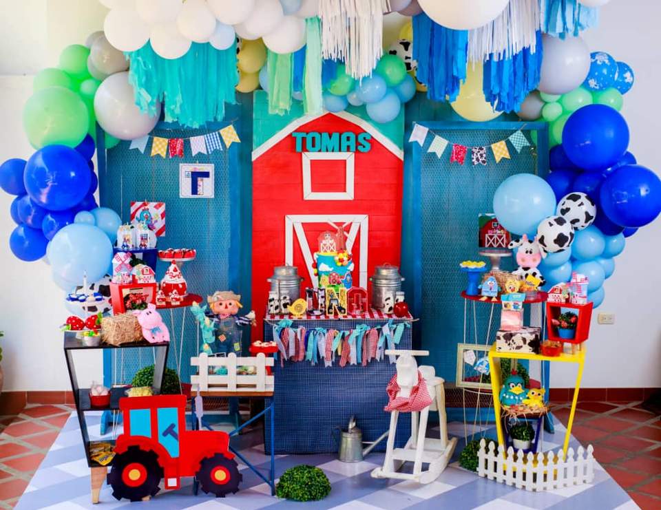 Tomás goes to the barnyard! - Farm / Barnyard
