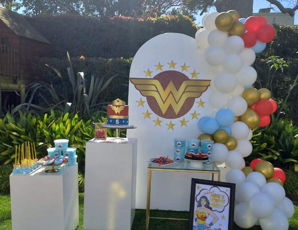 Maya's Super Party - Wonder Woman