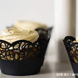 Celebremos's inauguration dessert table - black & white