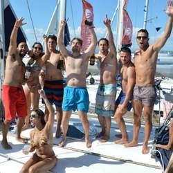 Summer boat party with friends - Party 24/7