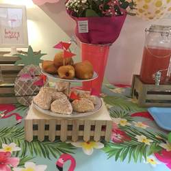 Cheerful tropical birthday party - Flamingos