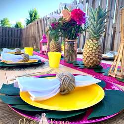 Catch the breeze with this Hawaiian outdoor picnic  - Luau / Hawaiian